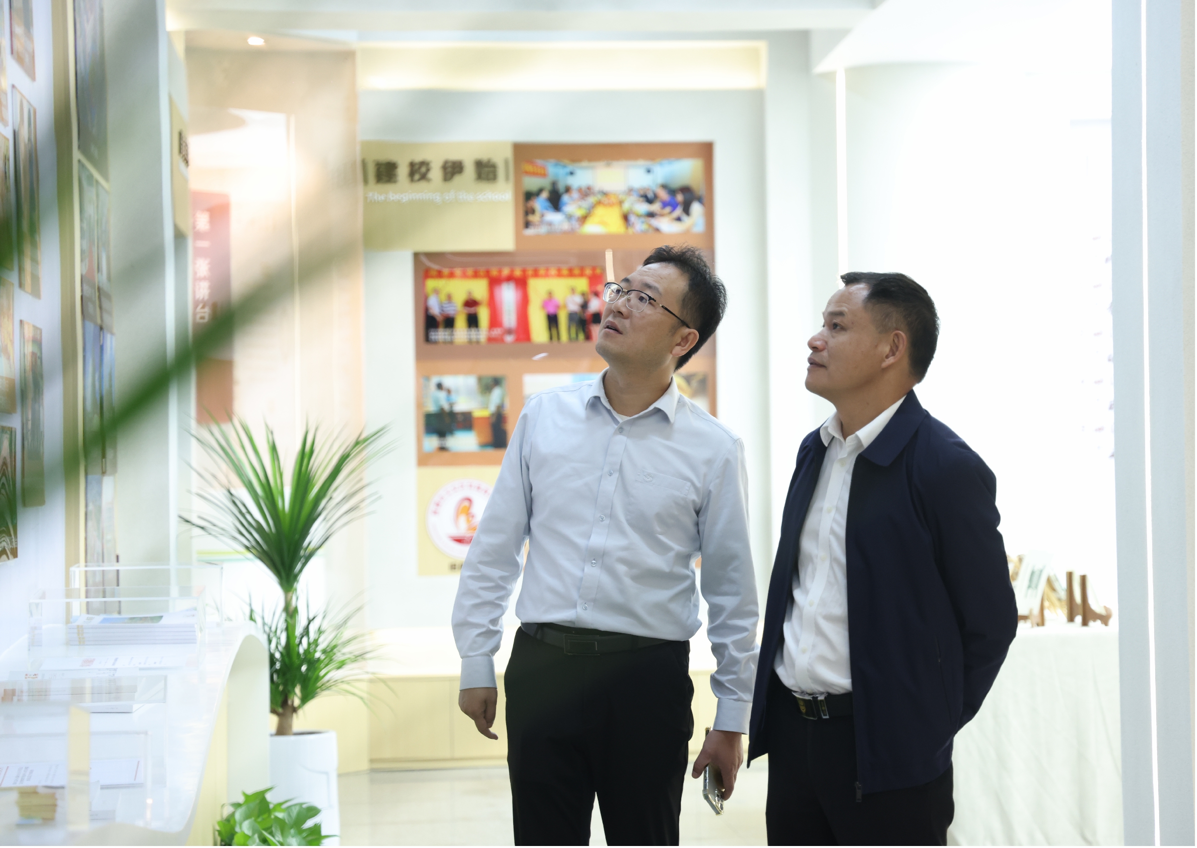 参观校史馆.jpg 参观校史馆.jpg