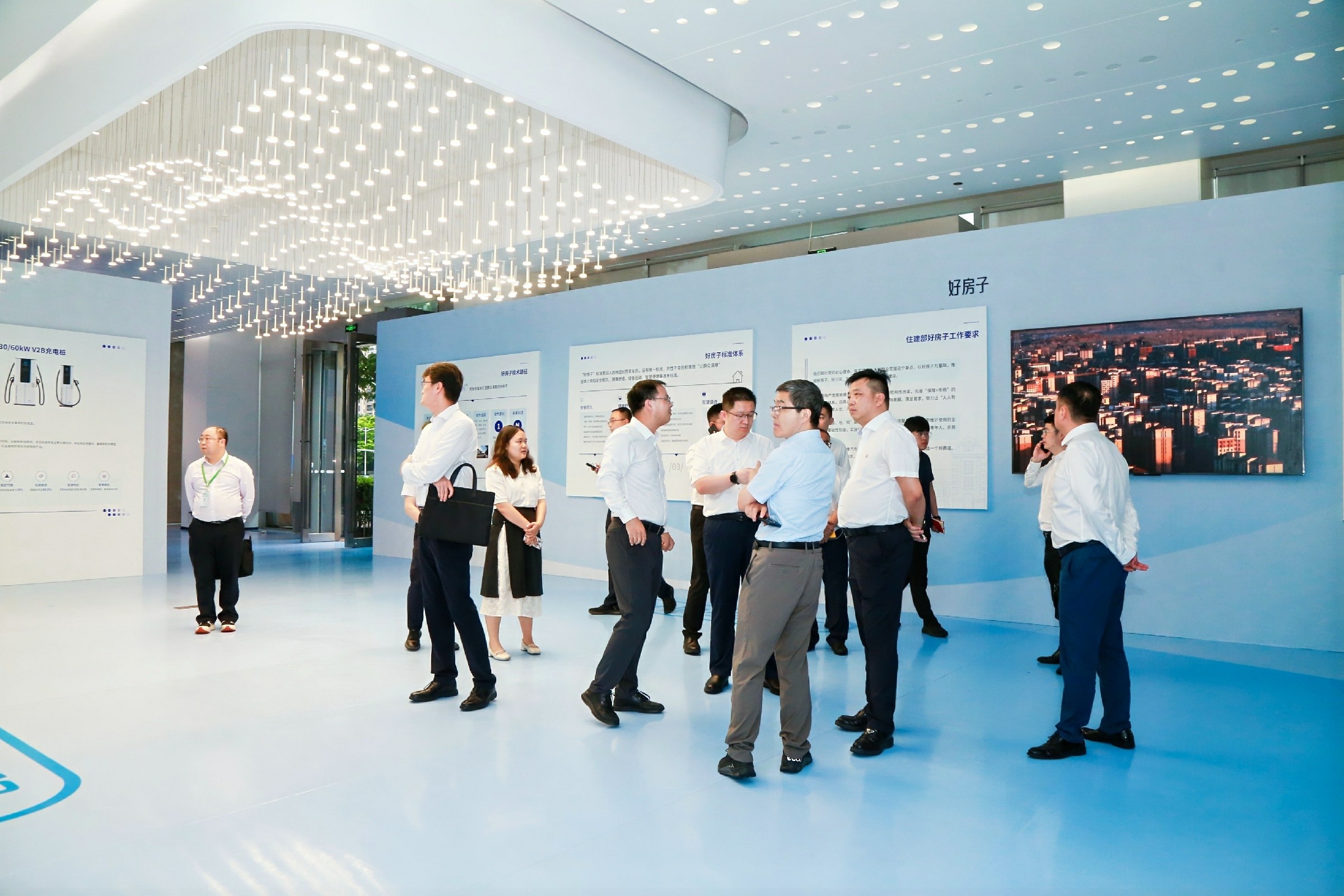 龚董看展厅~1.jpg 龚董看展厅~1.jpg